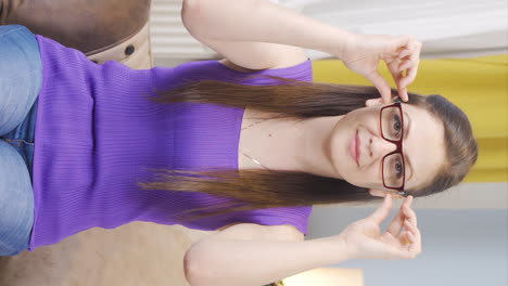 Vertical-video-of-The-woman-wearing-glasses.